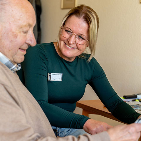 Pflegekraft misst den Bludruck einer Bewohnerin des Seniorenzentrums Breipohls Hof