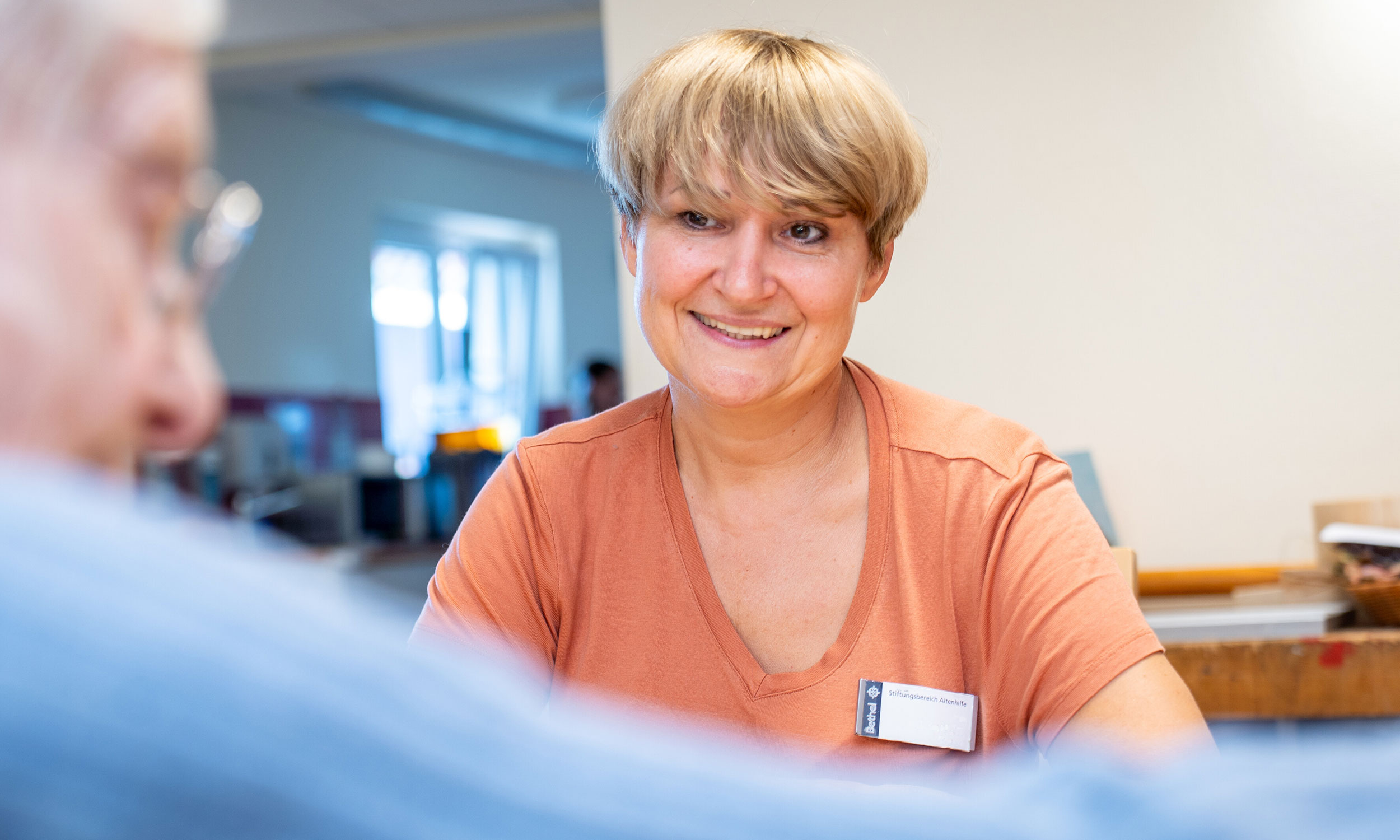 Gespr�chssituation zwischen Pflegekraft und Bewohner des Seniorenzentrums Breipohls Hof